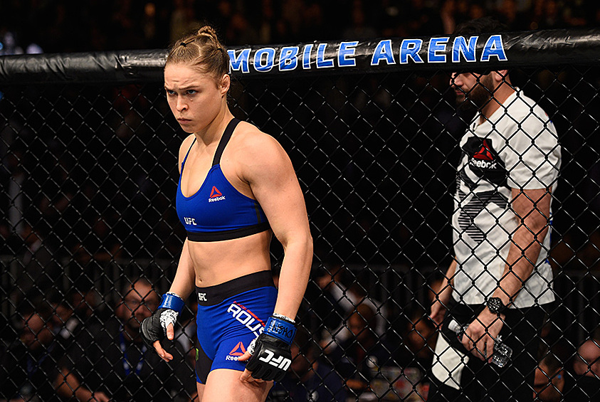 Для всех поклонников американки Ронды Роузи 2017-й получился не приятнее предыдущего — некогда непобедимая спортсменка потерпела вторую неудачу подряд. После этого экс-королева Абсолютного бойцовского чемпионата (UFC) объявила о завершении карьеры