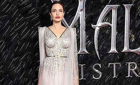 Стало известно, сколько часов создавали платье Анжелины Джоли, расшитое тысячами кристаллов Сваровски