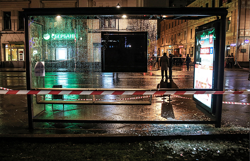 Взрыв прогремел вечером 7 декабря на остановке общественного транспорта, расположенной рядом с домом № 19 по улице Покровка в Москве