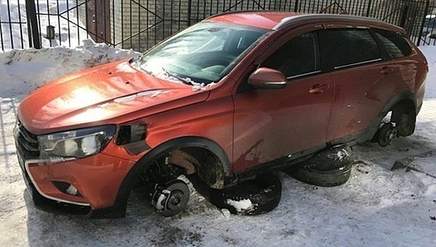 В России набирает обороты варварский метод кражи колес с Vesta SW Cross