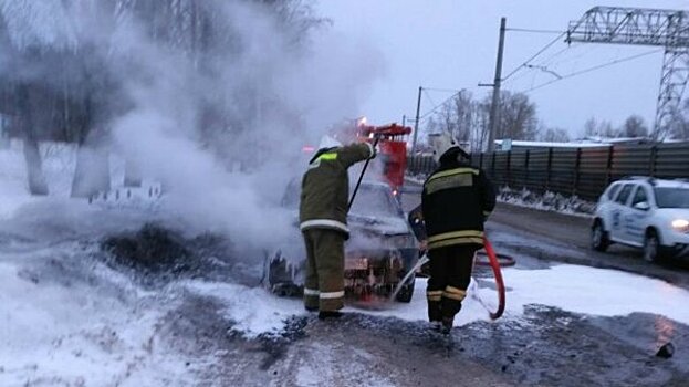 В Екатеринбурге уснувшего таксиста спасли из горящего автомобиля
