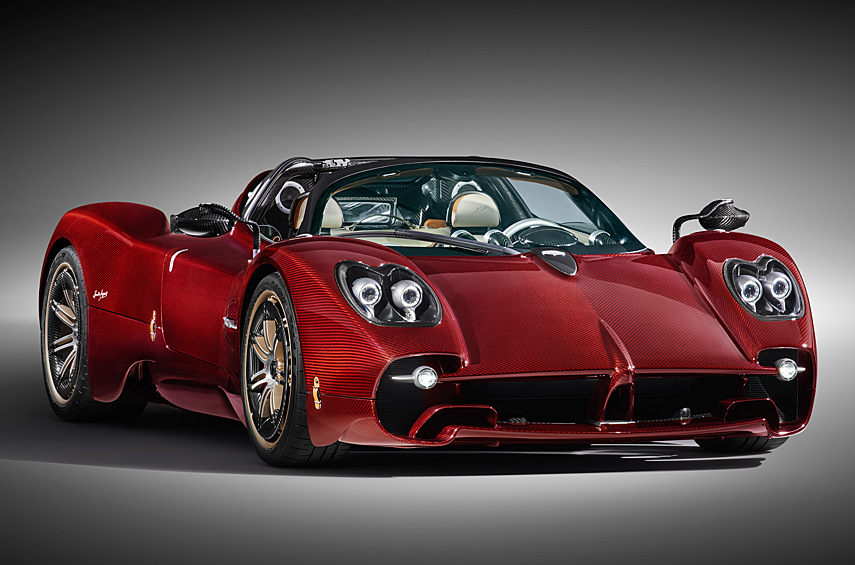 Pagani Utopia Roadster. У гиперкара появилась открытая версия. Несмотря на приставку Roadster, в действительности это тарга с двумя видами крыши — жёсткой и мягкой.