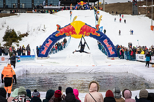 Под Санкт-Петербургом состоялось экстремальное соревнование Red Bull Jump & Freeze