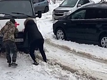 Автомобиль скорой помощи застрял в одном из дворов Рязани
