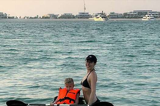 Телеведущая Собчак выложила фото в бикини с сыном Платоном