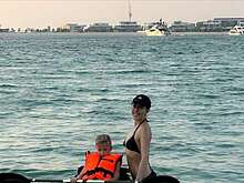 Телеведущая Собчак выложила фото в бикини с сыном Платоном