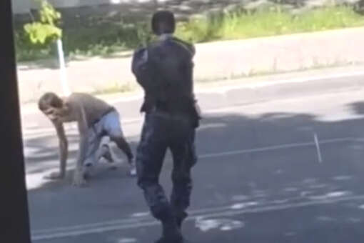 63.ru: в Самаре мужчина в одних шортах с ножом напал на сотрудников Росгвардии