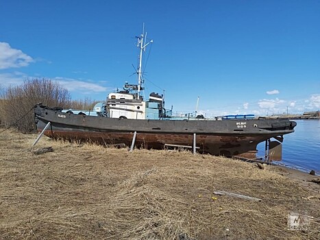 Старейшее судно Арктики с берега Северной Двины чуть не унесло ледоходом