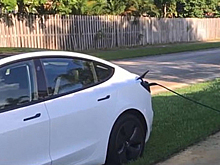 Владелец Tesla бросил машину ради бесплатной подзарядки