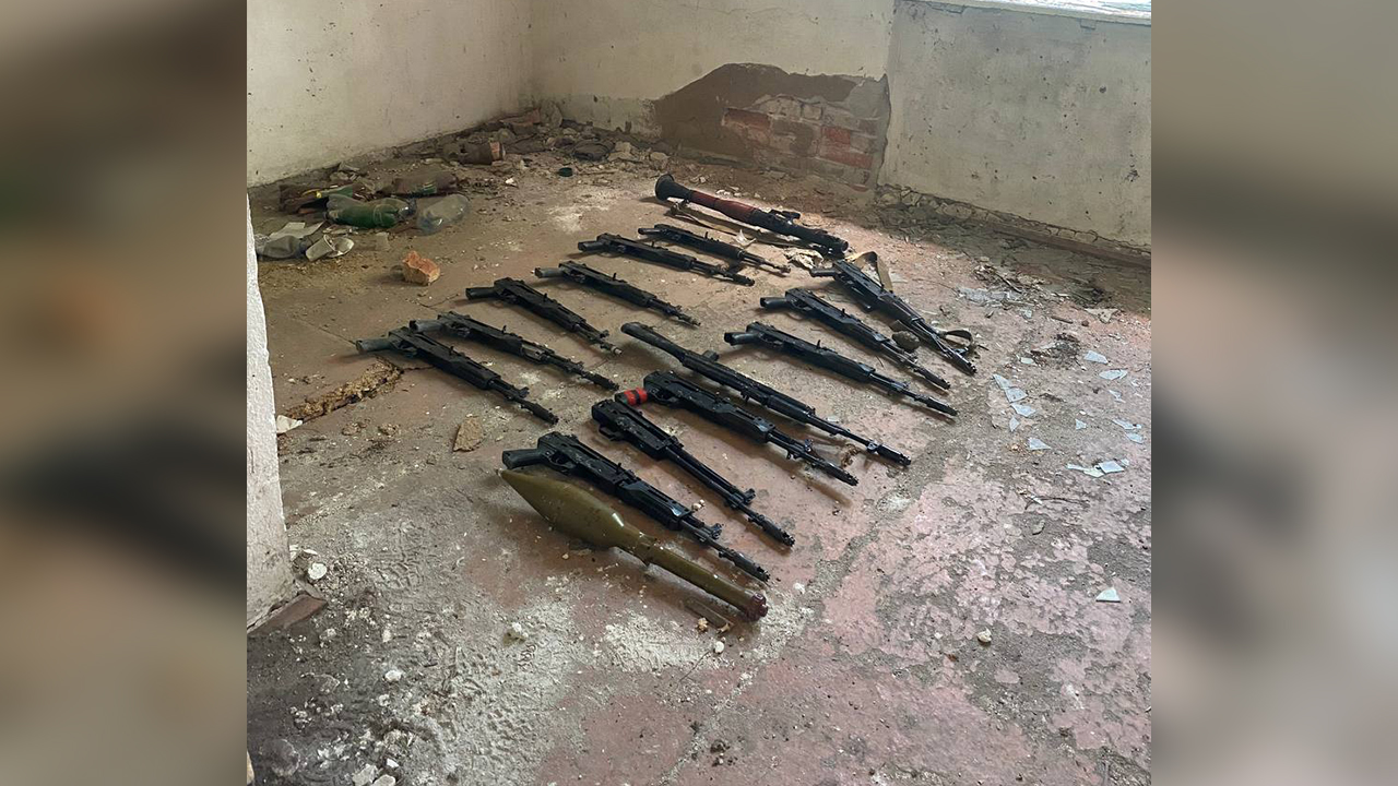 В Запорожской области правоохранители нашли тайник с оружием и боеприпасами в заброшенном доме