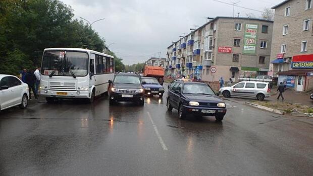 В Кирово-Чепецке столкнулись автобус и легковой автомобиль: травмы получила 80-летняя женщина-пассажир