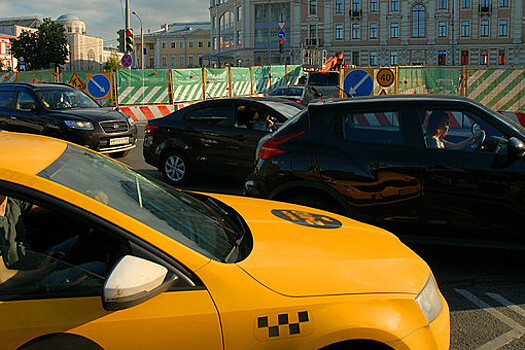 В Ростове выдали премию вернувшей 4 млн рублей клиентам таксистке