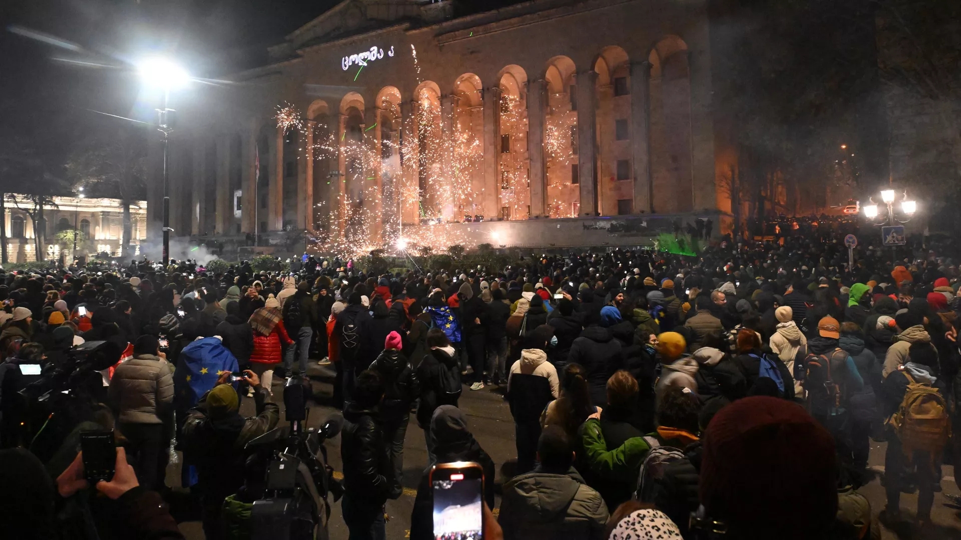 В Тбилиси сожгли гроб с чучелом почетного председателя правящей партии Грузии