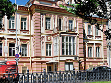 Раскрыт секрет московского дома с розовыми стеклами