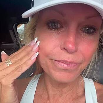 Ставшая звездой OnlyFans бывшая телеведущая в слезах пожаловалась на отсутствие дома