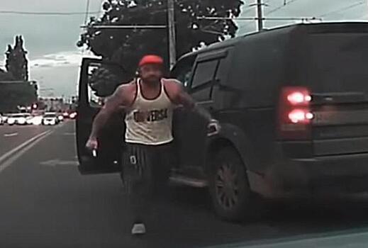 В Новороссийске три женщины устроили драку на дороге из-за удара сумкой по Mercedes