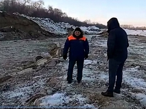 Бульдозер провалился под лед в карьере под Благовещенском. Водитель погиб