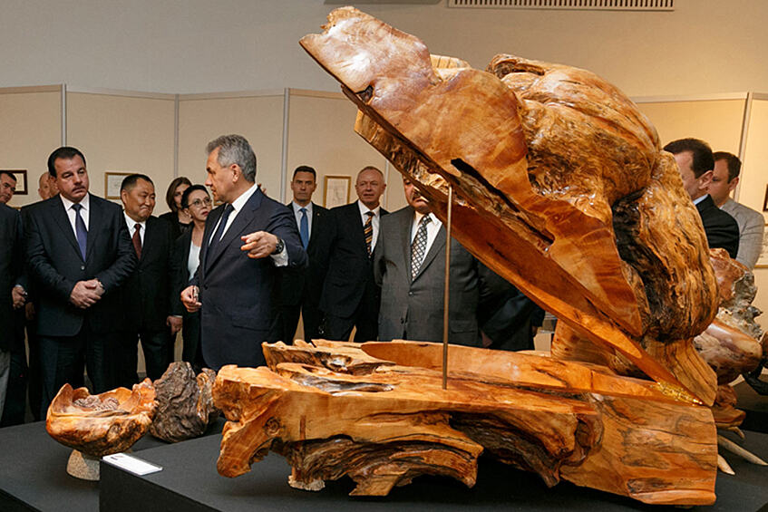  Выставка, на которой представлены выполненные министром изделия из дерева, живопись и графика, открылась в Туве
