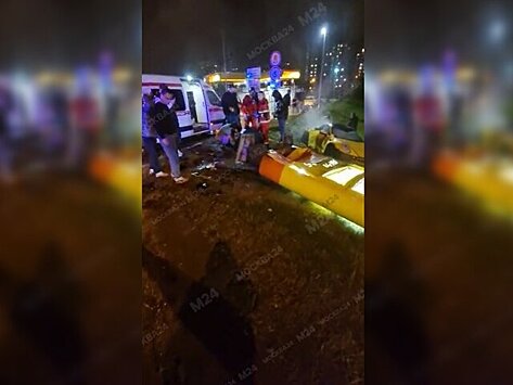 Два человека пострадали при наезде Porsche на рекламный щит АЗС в Москве
