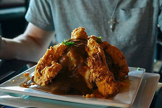 Мужчина поужинал курицей и через две недели оказался прикован к кровати