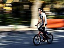 В центре Петербурга велосипедист не успел проскочить перед поездом