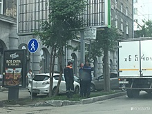 У запаркованного тротуара в центре Новосибирска поставили угрожающую табличку с ошибкой