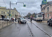 Пешехода перевернуло от удара об капот иномарки в Иркутске: видео