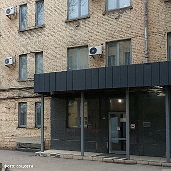 В Москве люди оказались заблокированы во время прорыва трубы в хостеле