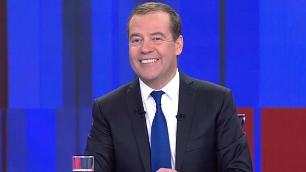 «Я правильно понимаю?»: Медведев пошутил про Путина и Харламова на пресс-конференции