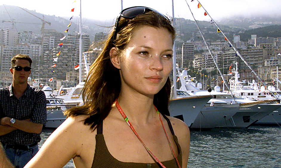 Кейт Мосс родилась в районе Большого Лондона Кройдон в семье бармена и агента по путешествиям. В 14 лет директор лондонского модельного агентства Сара Дукас заметила ее в аэропорту и пригласила на работу.    