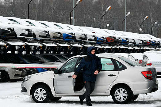 Продажи автомобилей в январе снизились в России на 63%