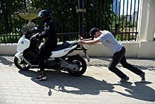 Водитель минивэна в Москве похитил скутер у сбитого им мотоциклиста