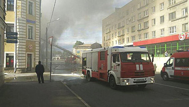 Под Петербургом загорелся торговый центр