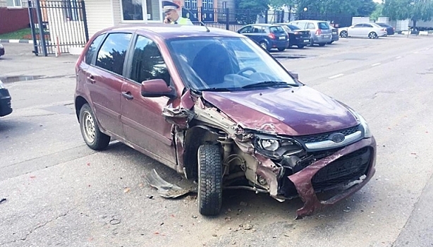 В Подольске водитель Lada столкнулся с Dodge и скрылся с места ДТП