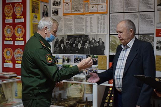 Выселковцу передали найденный орден отца-фронтовика
