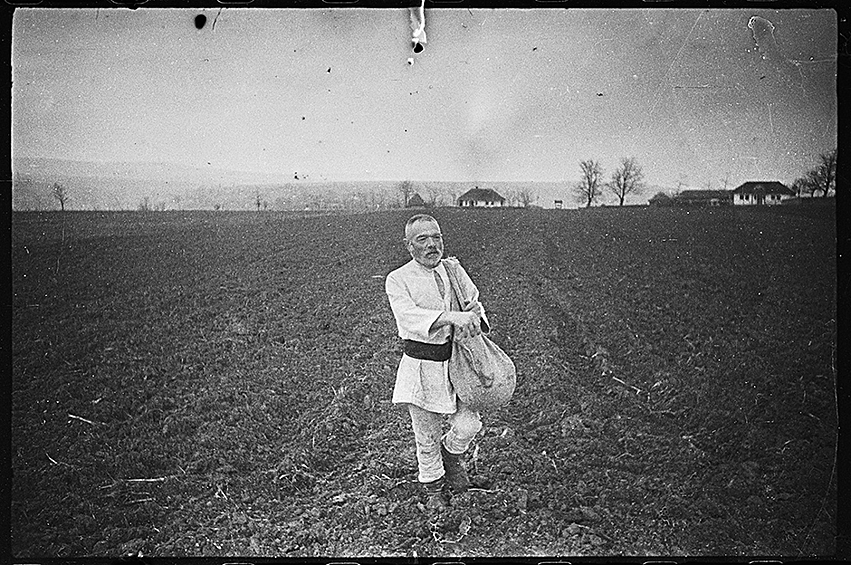 Посев в румынской деревне. 2-й Украинский фронт, 1943 год