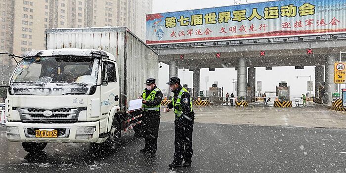 Сотрудники дорожной полиции г. Ухань несут службу на посту в снег