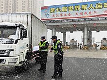 Сотрудники дорожной полиции г. Ухань несут службу на посту в снег