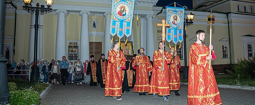 Ночной крестный ход в память о царской семье прошел в Ижевске