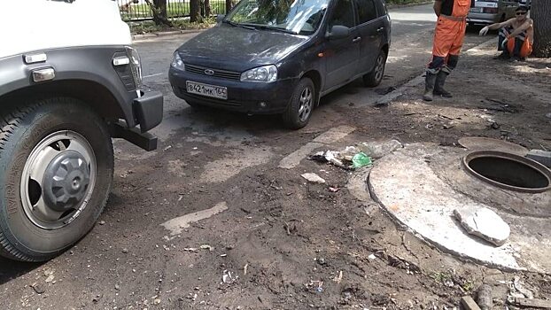 Припаркованная Lada Kalina мешает коммунальщикам ремонтировать водопровод в Саратове