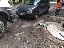 Припаркованная Lada Kalina мешает коммунальщикам ремонтировать водопровод в Саратове