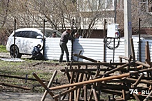 «Надо на пикет выходить»: сквер, на месте которого построят магазин, огородили забором