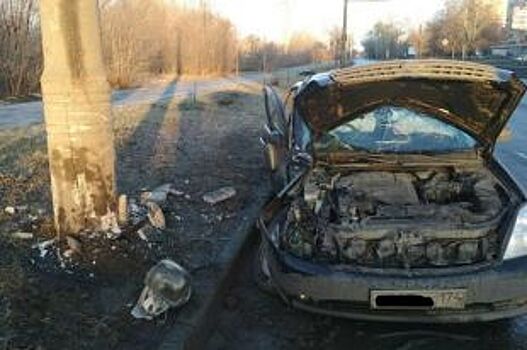 В Челябинске автомобиль едва не снёс электростолб