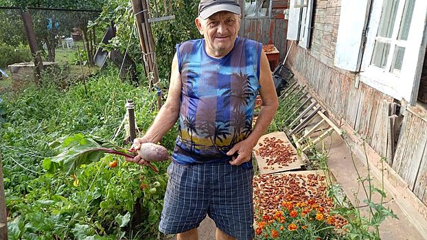 Брошенному дедушке под Волгоградом добрые люди все еще надеются собрать на жилье