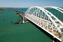 Туристам советуют громче забивать сваю на Крымскому мосту