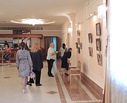 Фойе Белгородской филармонии превратилось в выставочный зал