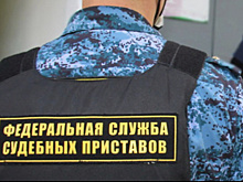 «Думает, что умнее всех». Саратовчанка проехала на внедорожнике по тротуару и там его оставила