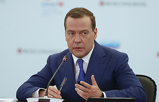 Медведев поздравил российских лыжников с серебром на ОИ