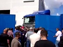 Строители в Нижнекамске заблокировали въезд на базу, требуя выплат долгов по зарплате