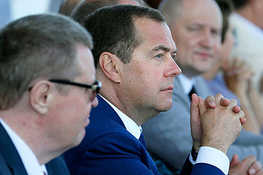 Медведев прилетел на Курильские острова